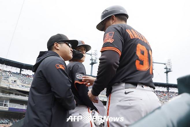 이정후(가운데)가 29일(한국 시각) 디트로이트전에서 7회 마크 할버그(오른쪽) 코치와 이야기를 나누고 있다. /AFPBBNews=뉴스1