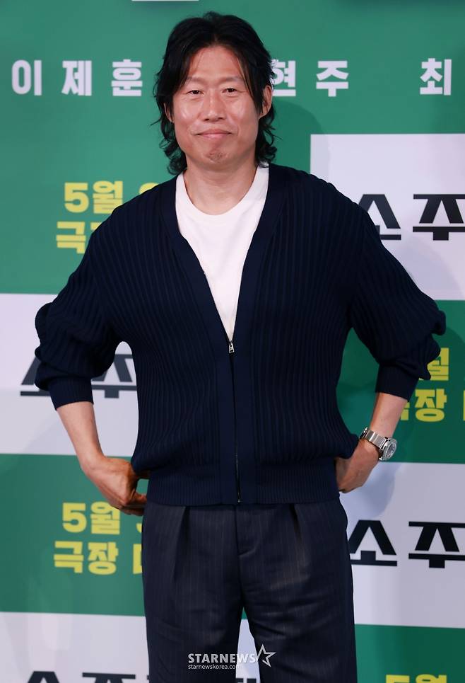 배우 유해진이 29일 오후 서울 CGV용산아이파크몰에서 진행된 영화 '소주전쟁' 언론배급시사회 및 기자간담회에 참석해 포즈를 취하고 있다. 1997년 IMF 외환위기, 소주 회사가 곧 인생인 재무이사 종록과 오로지 성과만 추구하는 글로벌 투자사 직원 인범이 대한민국 국민 소주의 운명을 걸고 맞서는 이야기 '소주전쟁'은 오는 30일 개봉한다. /2025.05.29 /사진=이동훈 photoguy@