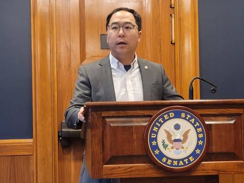 한국 언론과 간담회 하는 앤디 김 미 연방상원의원 (워싱턴=연합뉴스) 조준형 특파원 = 한국계로는 사상 처음 미국 연방 상원에 진출한 앤디 김 상원의원이 28일(현지시간) 워싱턴 DC의 미국 의회 건물에서 열린 한국 언론과의 간담회에서 발언하고 있다. 2025.5.29 jhcho@yna.co.kr