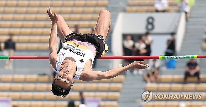 '가뿐하게' (구미=연합뉴스) 윤관식 기자 = 우상혁(용인시청)이 27일 경북 구미시민운동장에서 열린 2025 구미 아시아육상선수권대회 높이뛰기 예선 2m15 1차시기 점프에 성공하고 있다. 2025.5.27 psik@yna.co.kr