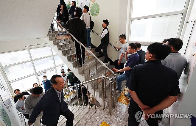 투표소 밖에 늘어선 유권자들 (인천=연합뉴스) 임순석 기자 = 제21대 대통령선거 사전투표 첫날인 29일 인천 연수구 송도1동행정복지센터에 마련된 사전투표소에서 유권자들이 소중한 한 표를 행사하기 위해 길게 줄을 서 있다. 2025.5.29 soonseok02@yna.co.kr