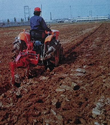 김삼만은 유럽을 견학하던 중 첨단 농기계를 이용하는 농촌의 현장을 봤다. 당시 한국의 농촌은 소와 인력에 의존하고 있는 상황이었다. 김삼만은 대동공업사가 한국의 농촌 변화를 위한 농기구 전문 기계를 생산하는 회사를 만들겠다는 결심을 했다./대동30년사/