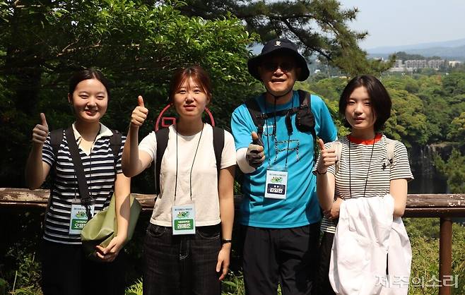 제주대 교육혁신처 미래교육과가 주관하는 일반선택 교과목 '제주올레길과 자아성찰'의 2025학년도 1학기 네 번째 여정이 30일 제주올레길 7코스에서 진행됐다. ⓒ제주의소리