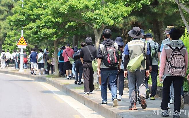 제주대 교육혁신처 미래교육과가 주관하는 일반선택 교과목 '제주올레길과 자아성찰'의 2025학년도 1학기 네 번째 여정이 30일 제주올레길 7코스에서 진행됐다. ⓒ제주의소리