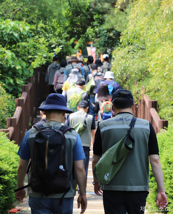 제주대 교육혁신처 미래교육과가 주관하는 일반선택 교과목 '제주올레길과 자아성찰'의 2025학년도 1학기 네 번째 여정이 30일 제주올레길 7코스에서 진행됐다. ⓒ제주의소리