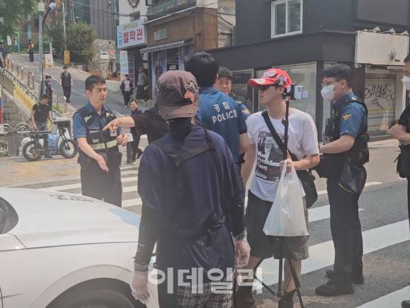 서울 서대문구 옛신촌동주민센터 앞에서 보수 유튜버들이 경찰과 논쟁을 벌이고 있다. (사진=방보경 기자)