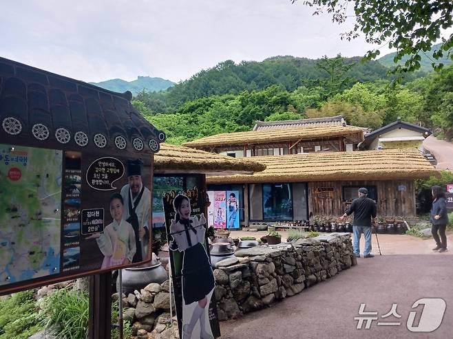 '청학동 국악소녀' 김다현을 기념하기 위해 하동군에서 선포한 김다현길이 시작되는 김봉곤 생가. 지금은 김다현의 큰아버지가 찻집을 운영하고 있다.