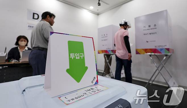 제21대 대통령 선거 사전 투표 첫날인 29일 오전 서울 강남구 역삼1동 주민센터에 마련된 사전투표소에서 유권자들이 투표하기 위해 기표소로 향하고 있다. 2025.5.29/뉴스1 ⓒ News1 김성진 기자