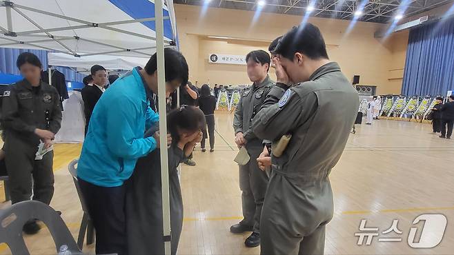 30일 오후 경북 포항시 해군항공사령부 체육관에 마련된 합동분향소에서 고(故) 이태훈 대위의 부모가 눈물을 흘리며 조문객을 맞고 있다.2025.5.30/뉴스1 ⓒ News1 이성덕 기자