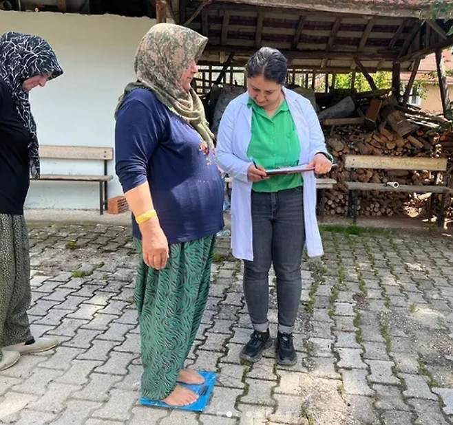 튀르키예의 공공장소 비만도 측정 모습. 튀르키예 지역 보건국 인스타그램 갈무리. 2025.05.30.