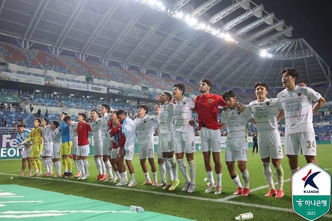 포항 선수들이 대전전에서 승리한 뒤 단체 세리머니를 펼치고 있다. 사진 | 한국프로축구연맹