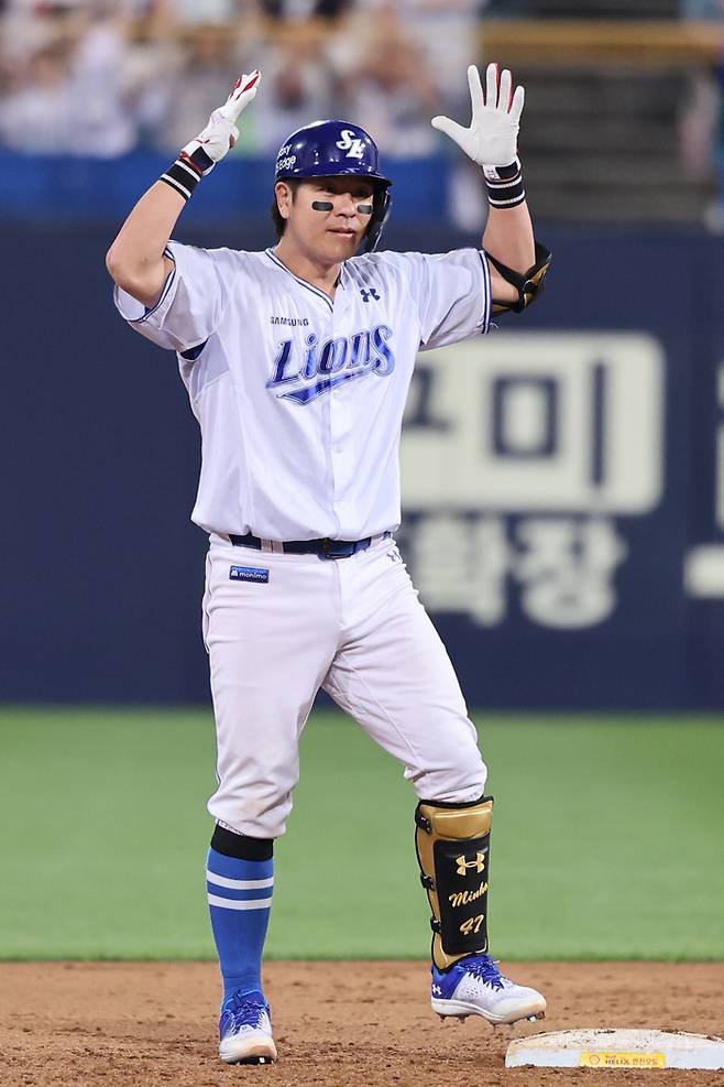 삼성 강민호가 29일 대구삼성라이온즈파크에서 열린 2025 KBO리그 롯데와 경기 5회말 역전 2타점 적시 2루타를 때린 후 세리머니를 하고 있다. 사진 | 삼성 라이온즈