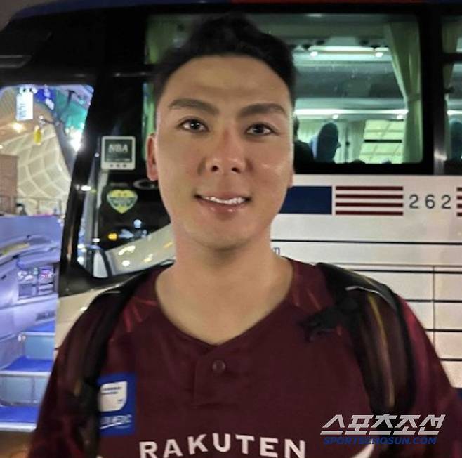 지난해 주전 유격수로 올라선 무라바야시는 올해 주로 3루수로 출전 중이다. 슈퍼루키 무네야마에게 유격수 자리를 내줬다. 사진캡처=라쿠텐 이글스 SNS