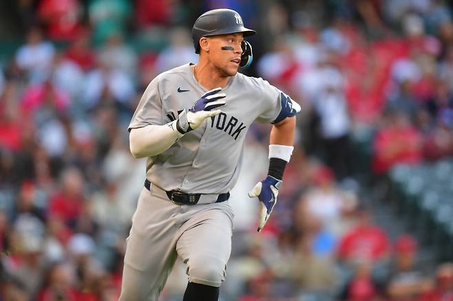 뉴욕 양키스 애런 저지가 지난 28일(한국시각) LA 에인절스전에서 1회 안타를 치고 나가고 있다. Imagn Images연합뉴스