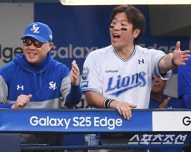 27일 대구 라이온즈파크에서 열린 롯데-삼성전. 롯데 감보아의 투구 동작 허점을 파고 든 강민호의 제안에 삼성이 3중 도루를 성공시켰다. 이성규가 홈인하자 박진만 감독과 강민호가 환호하고 있다. 대구=정재근 기자 cjg@sportschosun.com/2025.5.27/