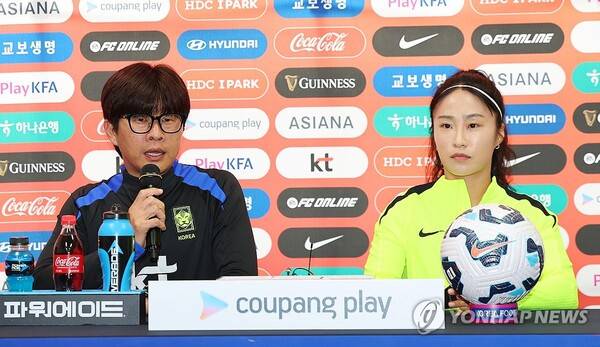여자축구 국가대표팀 신상우 감독과 주장 이영주. ⓒ연합뉴스