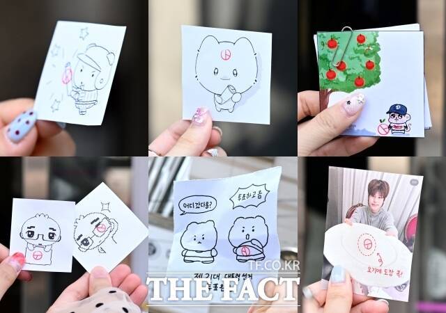 '다양한 투표인증 그림' 30일 서울 강남구 청담동 주민센터에 마련된 사전투표소에서 투표를 마친 시민들이 도장을 찍은 캐릭터 그림이나 아이돌 사진(오른쪽, 라이즈 소희)을 들고 기념촬영하고 있다.