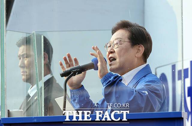 이재명 더불어민주당 대선 후보가 12·3 계엄 사태를 일으킨 윤석열 전 대통령과 국민의힘이 외환죄를 저질렀다며 "내란보다 더 큰 범죄다. 이건 사형밖에 없다"고 주장했다. /배정한 기자