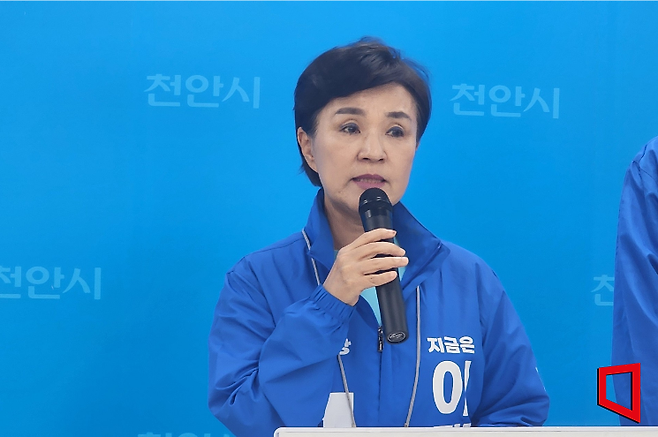 30일 민주당 강금실 총괄선대위원장이 천안시청 브리핑실에서 투표를 독려하고 있다.