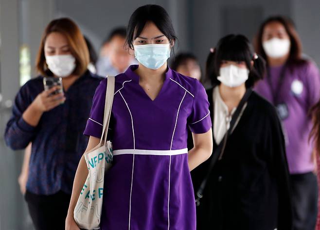 지난 20일 태국 방콕 시내에서 마스크를 쓴 사람들이 걷고 있다./EPA 연합뉴스