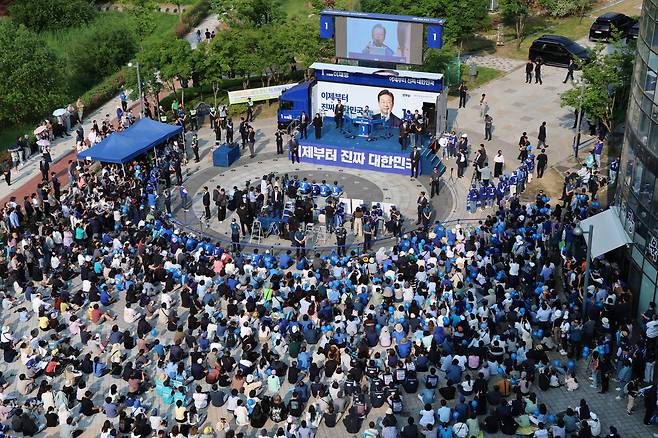 더불어민주당 이재명 대선 후보가 30일 강원도 원주시 반곡동 원주행복마당에서 열린 유세에서 시민들에게 지지를 호소하고 있다. /연합뉴스