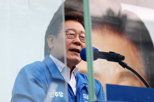 이재명 더불어민주당 대선후보가 29일 서울 송파구 잠실종합운동장 광장에서 열린 강동구·송파구 집중 유세에서 지지를 호소하고 있다. 연합뉴스