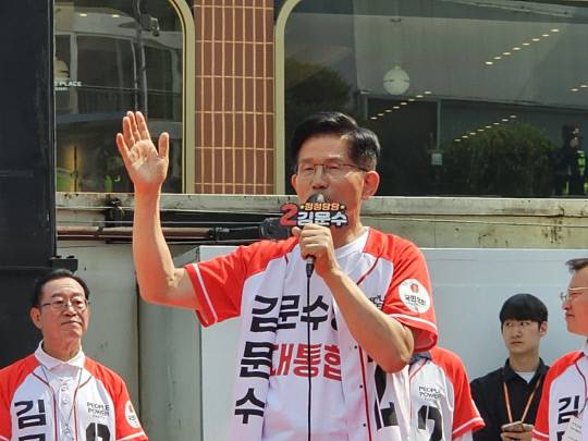 김문수 국민의힘 대선후보는 30일 충북 충주시 젊음의 거리에서 유세를 펼쳤다. 사진=진광호 기자