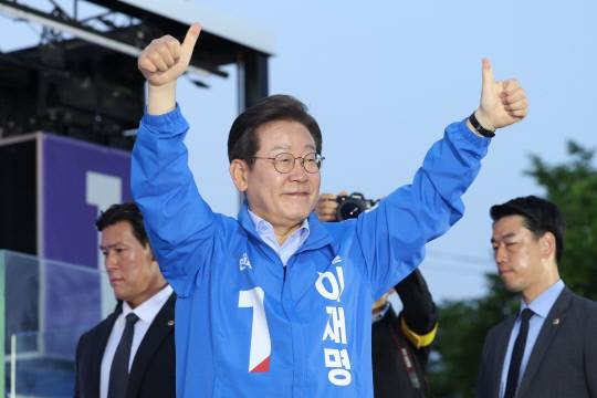 더불어민주당 이재명 대선 후보가 30일 충북 충주시 충주체육관 시계탑광장에서 유세를 마친 뒤 시민들에게 인사하고 있다. 연합뉴스