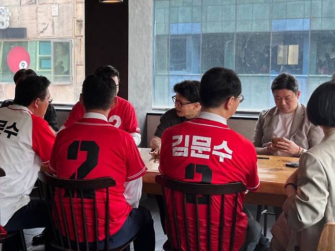 한동훈 국민의힘 전 대표가 29일 오전 광주 동구에 위치한 카페에서 국민의힘 광주도당위원 등과 차담을 진행했다. ⓒ데일리안 오수진 기자