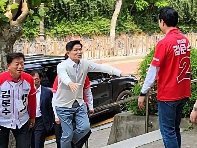 김문수 국민의힘 대선 후보가 지난 29일 경기도 안산 유세에 앞서 현장에 도착해 미리 기다리고 있는 장성민 전 대통령실 미래전략기획관(국민의힘 경기 안산갑 당협위원장)을 향해 두 팔을 벌리며 다가가고 있다. 김문수 후보 사진 왼쪽은 김명연 전 의원(경기 안산병) ⓒ장성민 전 기획관 페이스북