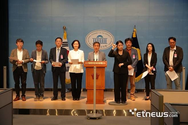 임문영 AI전환연대 공동의장(더불어민주당 디지털혁신위원장·왼쪽 다섯번째)이 30일 국회 소통관에서 '대한민국 AI전환 선언문'을 발표하고 있다. 이해민의원실 제공