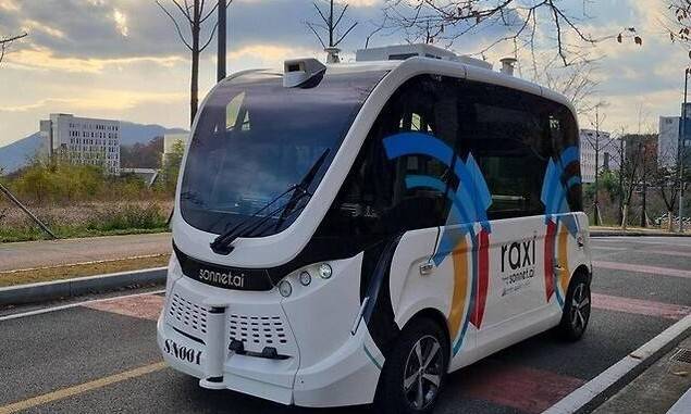 ‘2025 수원 지능형교통체계(ITS) 아태총회’가 열리는 28~30일 경기도 수원시 행사장 주변 일대에 운행되는 자율주행차. 수원시 제공