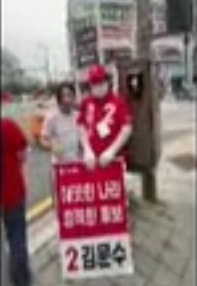 국민의힘 소속 이병길 경기도의회 의원이 하교 중이던 중학생들을 상대로 성희롱 발언을 하며 이재명 더불어민주당 후보를 비방하는 장면이 담긴 동영상의 일부. 더불어민주당 제공