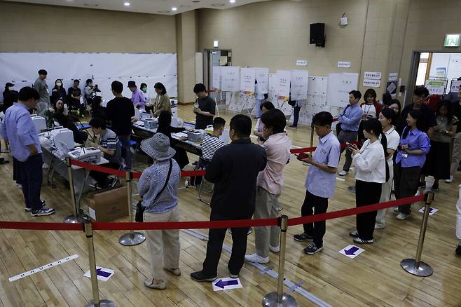 제21대 대통령 선거 사전투표가 시작된 5월29일 오전 서울 마포구 용강동주민센터에 마련된 사전투표소에서 시민들이 투표하고 있다. 김명진 기자