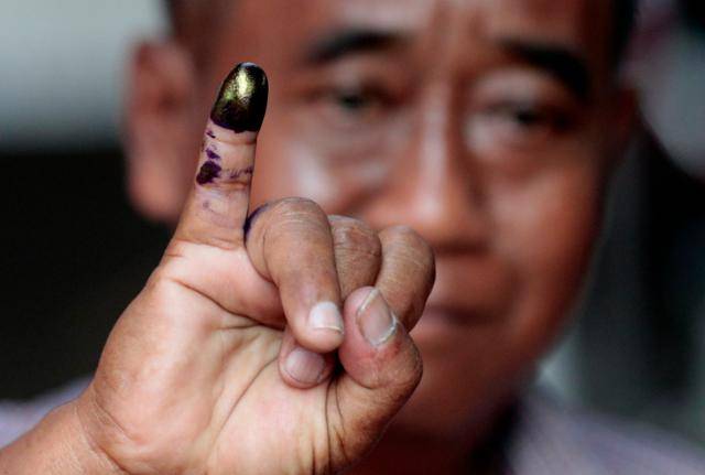 인도네시아 대선·총선이 치러진 2019년 4월 자카르타의 투표소에서 한 유권자가 투표를 마친 뒤 잉크가 묻은 손가락을 들어 보이고 있다. 인도네시아는 중복 투표 방지를 위해 기표 후 손가락에 특수 잉크를 바른다. 자카르타=AP 연합뉴스 자료사진