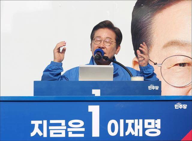 이재명 더불어민주당 대선 후보가 30일 강원도 원주시 원주행복마당에서 열린 선거유세에서 지지를 호소하고 있다. 원주=고영권 기자