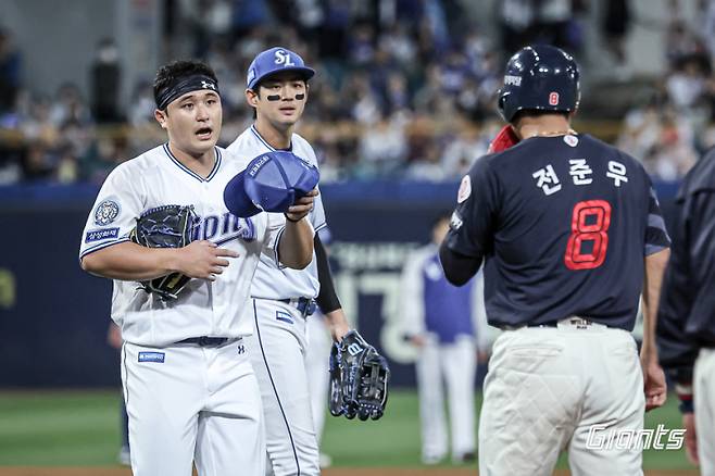 29일 대구 삼성-롯데전에서 발생한 벤치클리어링. 최원태가 전준우에게 다가가 사과하고 있다. 롯데 제공