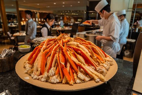 더 파크뷰 중앙에 자리한 인기 메뉴 대게. 백종현 기자