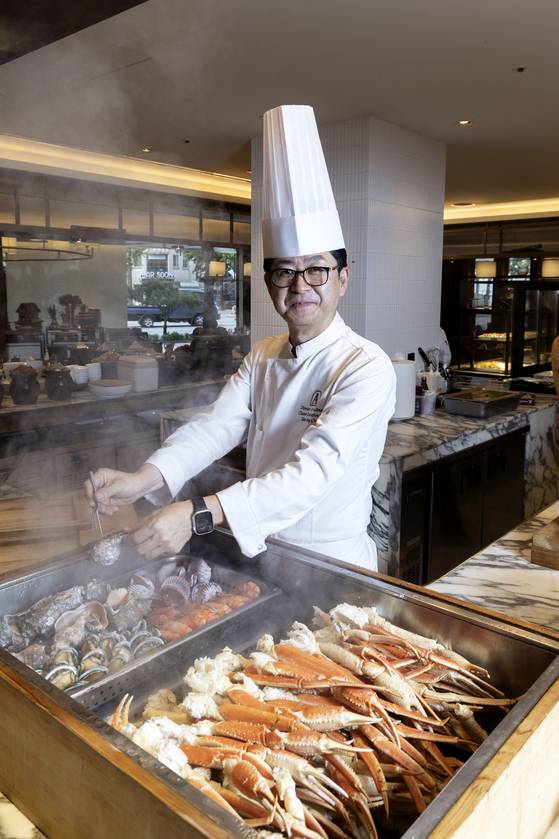 서울 호텔가에서 가장 치열한 격전지는 뷔페다. 더 킹스(앰배서더 서울 풀만 호텔)의 신종철 총주방장. 장진영 기자