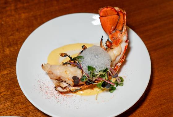 라세느의 랍스터구이. 라세느에서 가장 비싼 식재료이자, 최고 인기 메뉴이다.