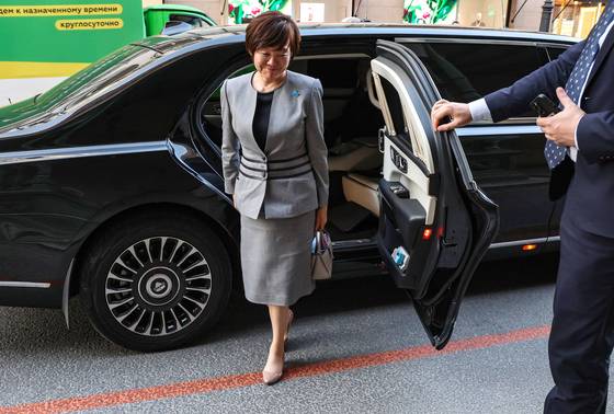 고(故) 아베 신조 전 총리의 아내인 아베 아키에 여사가 29일 러시아 모스크바를 방문해 블로디미르 푸틴 러시아 대통령이 제공한 전용 리무진에서 내리고 있다.EPA=연합뉴스