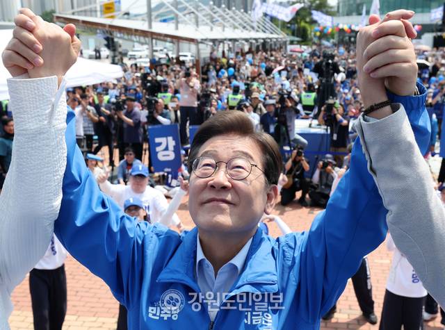 ▲ 이재명 더불어민주당 대선후보가 30일 강원도 춘천역광장에서 열린 유세에서 손을 들어 인사하고 있다. 방도겸 기자(공동취재)