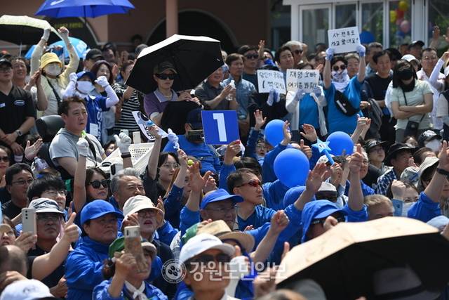 ▲ 30일 이재명 더불어민주당 대선후보의 집중유세가 열린 춘천역 광장에서 지지자들과 시민들이 이 후보의 연설에 환호하고 있다. 방도겸 기자