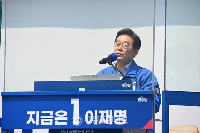 ▲ 이재명 더불어민주당 대선 후보가 30일 오후 춘천을 찾아 춘천역 광장에서 유세를 하고 있다. 방도겸 기자