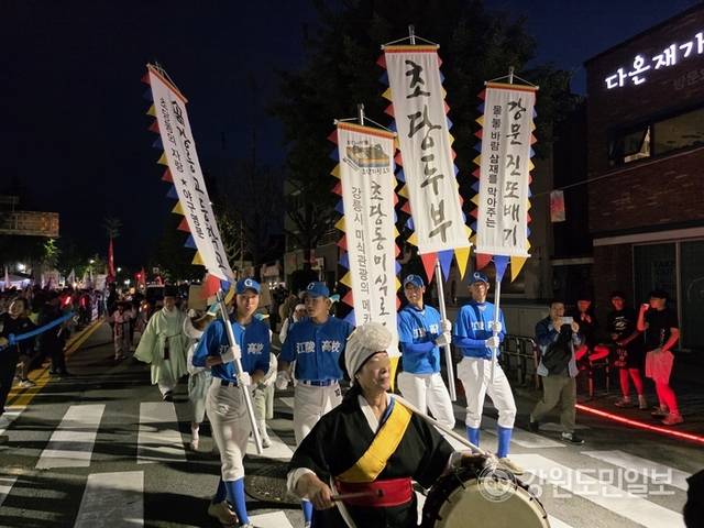 ▲ 강릉 단오제 신통대길 길놀이 참가팀들이 퍼포먼스를 펼치고 있다. 황선우 기자
