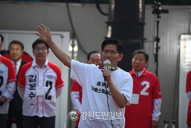 ▲ 김문수 국민의힘 대선 후보가 30일 오후 춘천을 찾아 춘천시청 앞 광장에서 유세를 하고 있다. 방도겸 기자