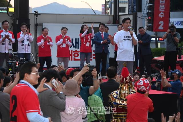 ▲ 김문수 국민의힘 대선 후보가 30일 오후 춘천을 찾아 춘천시청 앞 광장에서 유세를 하며 “저는 제 아내가 자랑스럽습니다”라고 발언하고 있다. 방도겸 기자