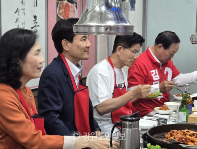 ▲ 김문수 국민의힘 대선 후보가 30일 춘천을 찾아 김진태 도지사와 현역의원 등과 명동 닭갈비 골목의 한 닭갈비집에서 만찬을 가졌다.