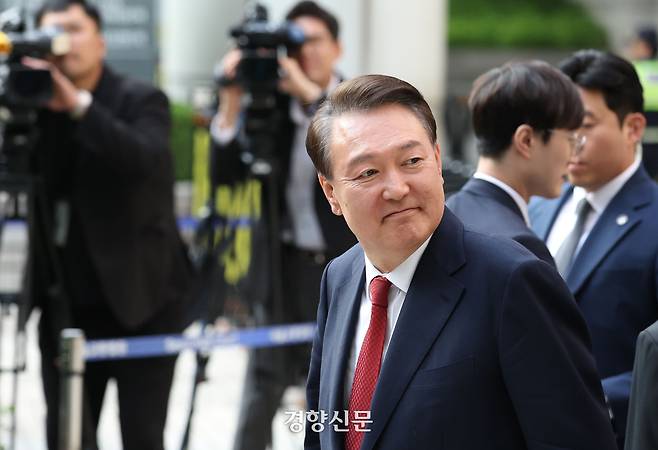 윤석열 전 대통령이 지난 26일 오후 서울 서초구 중앙지법에서 열린 내란 우두머리 혐의, 직권남용 권리행사방해 혐의 사건 5차 공판을 마친 후 법원을 나서며 지지자들을 바라보고 있다. 사진공동취재단