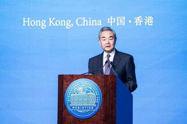 왕이 공산당 외사판공실 주임 겸 외교부장이 30일 홍콩에서 열린 국제조정원 협약식에서 연설하고 있다./중국 외교부